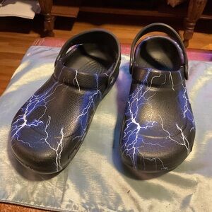 Bistro Lightning Pattern Clogs - Black and Blue